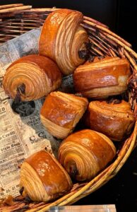 corbeille de pain au chocolat